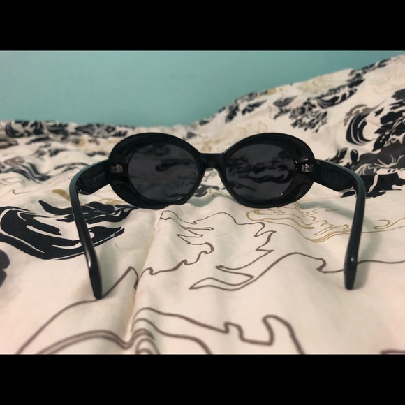 Retro Sunglasses- Black Oval Retro Sunglasses - Picture 3 of 4